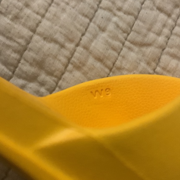 Native ladies flats size 9. Yellow. - Picture 3 of 4